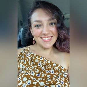 Welcome! My closet includes Women’s, Men’s, and childrens clothing!